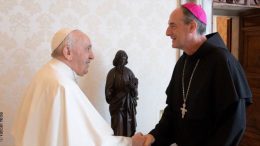 Pape François et Mgr Bustillo. Crédit Photo :Vatican Média